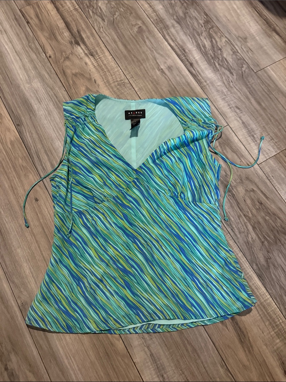 Y2k Sleeveless V-Neck Blue-Green Striped Women’s Top lix clairborne